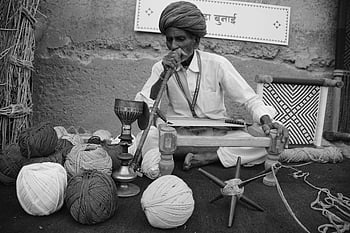 ældre mand, Rygning af hookah, strikkegarn, indisk kultur, turban, traditionelle tøj, sort og hvid, Kulturel scene, ældre livsstil, indisk mand, vandpibe-rygning