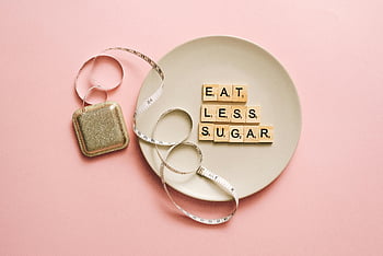 piastrelle di Scrabble, Mangia meno zucchero, distesa piatta, piatto, metro A nastro, sfondo rosa, Salute, dieta, nutrizione, stile di vita, benessere