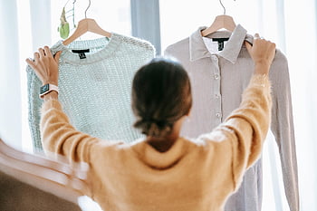 žena nakupování, trendy svetry, Moderní butik, obchod s oblečením, Módní rozhodnutí, Stylové oblečení, maloobchodní prostředí, nakupování, Nastavení butiku, Módní volby, trendy oblečení