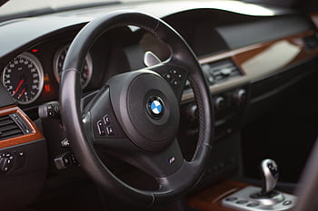 พวงมาลัย BMW, รถยนต์สีดำ, ตกแต่งภายในรถยนต์, มุมมองแผงควบคุม, พวงมาลัยระยะใกล้, ภายในรถ BMW, ระยะใกล้พวงมาลัย, BMW แดชบอร์ด, พวงมาลัยรถยนต์, แดชบอร์ดภายใน, ตกแต่งภายใน BMW
