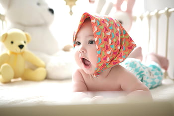 lille barn, hoved tørklæde, seng, plys legetøj, charmerende baby, Farverigt tørklæde, uskyld, indendørs, Bamse, Sødt legetøj, baby fotografering
