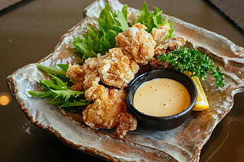 pollo fritto, pollo fritto croccante, salsa di immersione cremosa, verdure fresche, piastra di design, delizioso pollo, Piatto di pollo, pollo gourmet, farina di pollo, appetizzatore di pollo