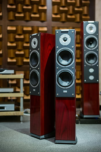 Reproduktory červené věže, Luxusní dřevěné reproduktory, akusticky optimalizovaná místnost, audiofilů, špičkový zvuk, podlahové reproduktory, audio zařízení, kvalita zvuku, milovníky hudby, Domácí zvuk, design reproduktoru