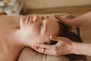 masáž hlavy, lázeňská léčba, masáž obličeje, relaxace, blahobyt, uklidňující lázně, Masáž ženy, Lázeň obličej, Relaxační terapie, Wellness ošetření, lázeňská relaxace