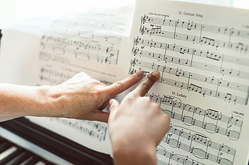 musik uddannelse, klaver lektion, Hænder peger, musikark, musikalsk sammensætning, tæt på, noter, musik noder, At lære musik, musikalsk undervisning, klaver spiller