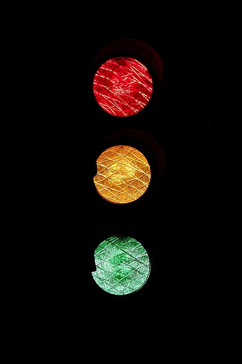 luzes de trânsito, luz vermelha, luz amarela, luz verde, fundo escuro, imagem vívida, sinal de transito, cena noturna, luzes iluminadas, cena urbana, luzes da rua