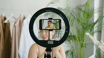 Vrouwvideo -opname, smartphone camera, Ring Light Setup, binnen video -inhoud, vlogging, content creator, Mobiele video -opname, ringlicht, smartphone vlogging, indoor setup, videomaker