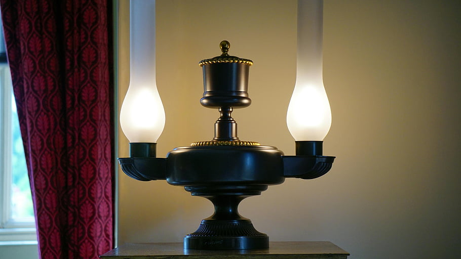 černá a bílá stolní lampa, červený závěs, starožitná stolní lampa, zářící žárovky, Klasický domácí interiér, Teplá atmosféra, ročník osvětlení, Vzhled interiéru, dekorativní lampa, domovní dekorace, okolního osvětlení