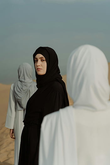 黒いスカーフを着ている女性、 ヒジャーブ、 砂漠、 3人の女性、 穏やかな、 思いやりのある、 砂砂漠、 黒いヘッドスカーフ、 白いヒジャーブ、 伝統的な服、 文化的な服装