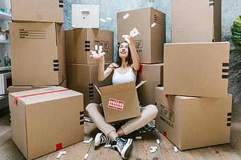 femeie care se mișcă, apartament nou, cutii de carton, femeie tânără, negru partea superioară a rezervorului, cutie de carton maro, ziua mutarii, femeie fericită, autocolant fragil, cutii de mișcare, mutarea apartamentului