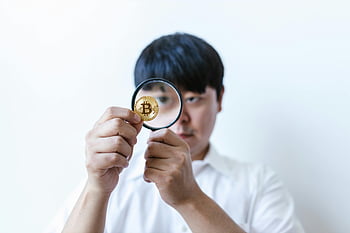 おとこ、 ビットコイン、 虫眼鏡、 暗号通貨分析、 閉じる、 調べる、 コイン、 シンボル化、 暗号通貨、 分析、 拡大