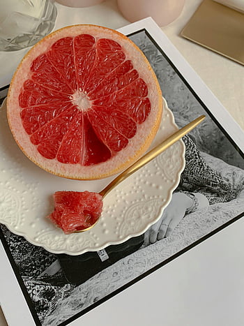 grapefruit, plátky grapefruitu, podšálek, dekorativní talíř, zlatá lžíce, Zdravé stravování, šťavnatý grapefruit, ovoce, snídaně, citrus, deska