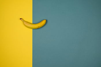 pisang matang, kulit kuning halus, Latar belakang kuning yang semarak, latar belakang biru, Pisang tunggal, latar belakang dua warna, fotografi buah, desain minimalis, fotografi makanan, kuning dan biru, buah masak