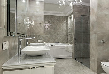 moderní koupelna, Stylové příslušenství, elegantní design, lustr, vana, Prostorná koupelna, mramorové obklady, Skleněná sprcha, dřez, marnost