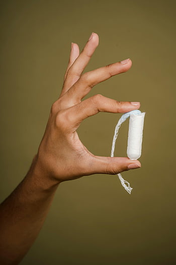 tampone femminile, Mano che tiene tampone, igiene femminile, Tampone bianco, sfondo oliva, Prodotto mestruale, stringa tampone, la mano della donna, Prodotto di igiene, cura mestruale, Tampon Prust-Up