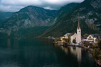 หมู่บ้าน Hallstatt, ออสเตรีย, ทะเลสาบอันเงียบสงบ, ฉากหลังภูเขา, มุมมองที่งดงาม, โบสถ์ใกล้ทะเลสาบ, Hallstatt, ทิวทัศน์อัลไพน์, หมู่บ้านยุโรป, เมืองริมทะเลสาบ, ภูมิทัศน์ภูเขา