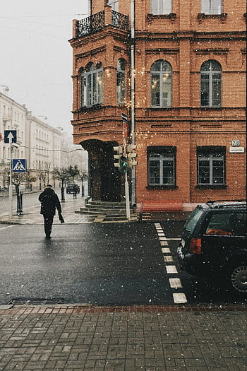 pěší, Zasněžená ulice, Historická cihlová budova, zimní, roh ulice, chůze, sněžný den, městské scény, panoráma města, Semafor, auto