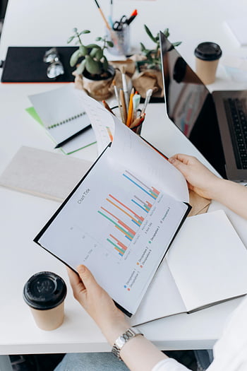 Hand vasthouden klembord, Gedrukte grafiek, modern kantoor, data-analyse, Grafieken bekijken, grafieken, opstelling van het bureau, koffiekop, kantoor artikelen, werkruimte organisatie, bedrijfstrends