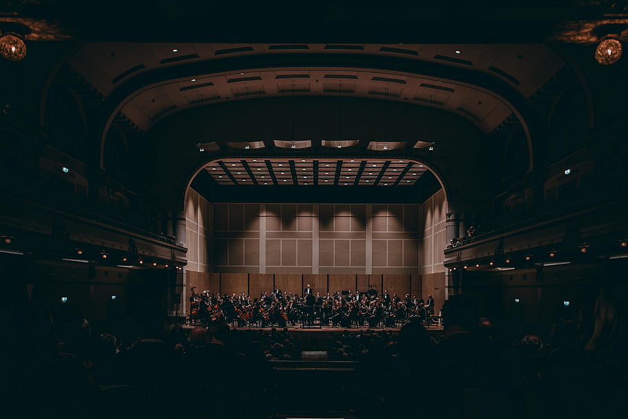 orchestr vystupuje, Grand Theatre, Symfonický výkon, klasická hudba, představení, koncertní sál, hudební nástroje, živá hudba, publikum, dirigent, Vynikající hudba