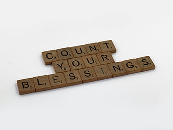 Tessere di lettere in legno, superficie bianca, piastrelle di Scrabble, Conta le tue benedizioni, citazione ispiratrice, piastrelle di legno, sfondo bianco, frase motivazionale, gioco di lettere, Scrabble di legno, messaggio ispiratore