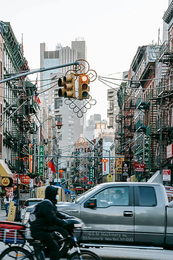 Nowy Jork, Chinatown, miejska ulica, tętniący życiem ruch, kultowa architektura, żywa scena, życie w mieście, widok ulicy, sygnalizacja świetlna, dekoracje uliczne, nowoczesne miasto