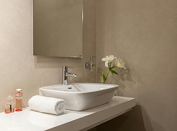 lavandino moderno, lavandino bianco, specchio del bagno, asciugamano, bagno elegante, arredamento floreale, interior design, arredamento del bagno, bagno moderno, asciugamano bianco, bottiglia di profumo