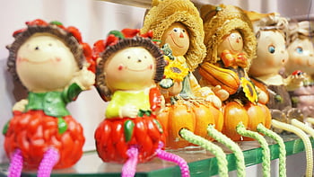 bambole a tema autunno, bambole decorative, colori vibranti, gioia festosa, arredamento interno, scaffale a parete di vetro, bambole design assortite, Display affascinante, decorazioni autunnali, decorazioni festive, bambole colorate