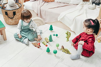 děti si hrají, dřevěné hračky, Útulná ložnice, prázdno, děti, vnitřní hru, Vzdělávací hračky, Přírodní hračky, Vývoj dítěte, rodinného času, Domácí herna