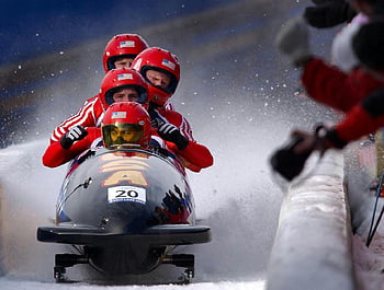 čtyři osoby, sněžný skůtr, zimní sport, týmový sport, Červené přilby, Snowy Track, Konkurenční závody, venkovní aktivita, zimní olympiáda, rychlostní závody, Skupinová aktivita
