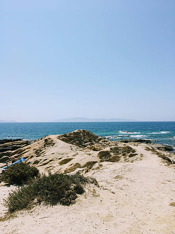 vista à beira mar, Vista costeira da Grécia, águas azuis claras, costas rochosas, céu sereno, deslumbrante costeiro, pitoresco litoral, paisagem de praia, cenário natural, praia tranquila, beleza à beira -mar