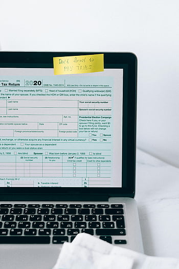 laptop nero e argento, modulo delle tasse, Nota del promemoria, pagamento fiscale, Responsabilità fiscale 2020, preparazione fiscale, documenti finanziari, deposito fiscale, Promemoria fiscale, schermo del portatile, Informazioni fiscali