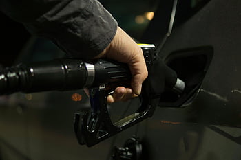 benzínová tryska, doplňování automobilu, plynové čerpadlo, Noční doplňování, detailní ruka, palivová stanice, Noční palivo, doplňování paliva automobilu, čerpací stanice, palivové trysky, Noční čerpací stanice