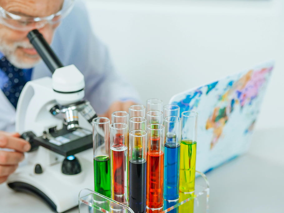 Barevné tekutiny, zkumavky, vědec, mikroskop, laboratorního výzkumu, Laboratorní nastavení, vědecký výzkum, chemický rozbor, laboratorní vybavení, mapa světa, Výzkumné nástroje