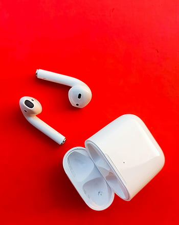 Airpods Apple albe, suprafata rosie, căști fără fir, caz de încărcare, tehnologie audio modernă, fundal roșu izbitor, Căști albe, tech, design minimalist, Accesorii tehnice, fundal roșu