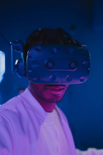 vr auricolare, realta virtuale, uomo che indossa VR, avvicinamento, luci rosa, luci blu, Esperienza VR, gioco, tecnologia, esperienza immersiva, divertimento