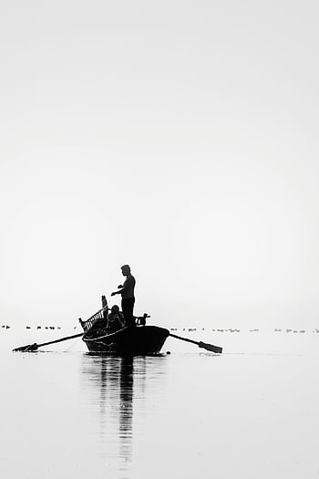 μονόχρωμη φωτογραφία, ψαράς, στέκεται σε βάρκα, ήρεμα νερά, γαλήνια σιλουέτα, μονοχρωματική εικόνα, μοναχικός ψαράς, σκάφος, νερό, αντανάκλαση, μαύρο και άσπρο