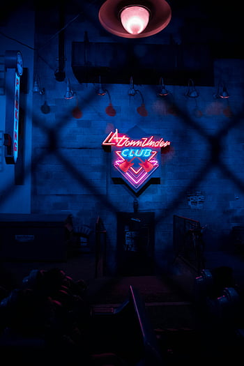 neonfények, éjszakai klub belső, retro hangulat, piros és kék feliratok, hangulatos légkör, élénk neon, vezette jelzéseket, klubjel, éjszakai élet jelenet, városi élet, neon ragyog