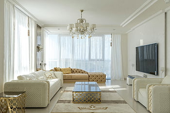 elegant vardagsrum, lätt lägenhet, lyxigt modernt vardagsrum, mysiga soffor, kristallkrona, stora fönster, Samtida interiör, elegant inredning, rymligt vardagsrum, neutralt färgschema, avancerad möbler
