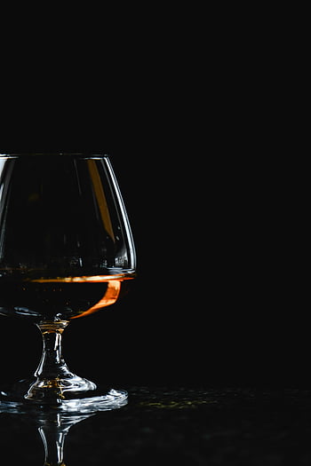 whisky üveg, pohár, közeli felvétel, alkoholos ital, fekete háttér, elegancia, kifinomultság, whisky, üvegáru, sötét környezet, gondolatok