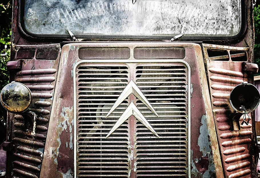 citroen typu h, Zrezivělý automobilový gril, stará dodávka, červené auto, přední gril, znak auta, ročník vozidla, detailní fotografie, historie automobilů, klasické auto, citroen van
