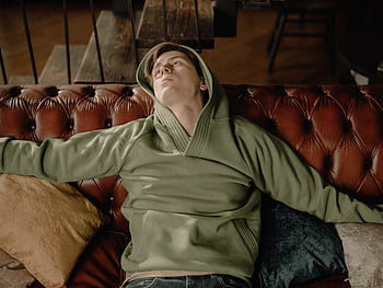 mężczyzna, zielona bluza z kapturem, odprężający, skórzana sofa, przytulny dom, Brązowa skórzana kanapa, wygodny, ustawienie wewnętrzne, casualowy strój, Home Vibe, poduszki