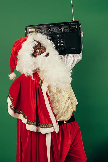 Weihnachtsmann, Klassisches Radio, Retro Boombox, Urlaubsstimmung, Schwarzer Weihnachtsmann, Weihnachten, festlich, Vintage-Radio, Ferienzeit, grüner Hintergrund, Urlaubskleidung