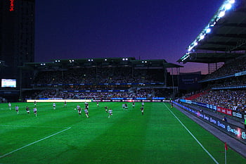 fotbalový hráč, fotbalové hřiště, stadión, noční hra, sportovní událost, fotbalový zápas, dav, zelená tráva, sportovní aréna, večerní zápas, coop