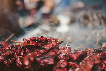 grilování, masové špejle, Pršování grilu, lahodné maso, Detailní fotka, kouř, Grilovací špízy, venkovní vaření, grilované maso, prskání