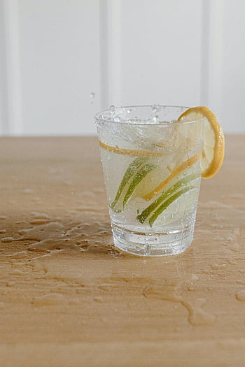 klart dricksglas, vatten, citronskivor, kalkskivor, uppfriskande drink, glas, träbord, citrus-, hydratisering, dryck, isbitar