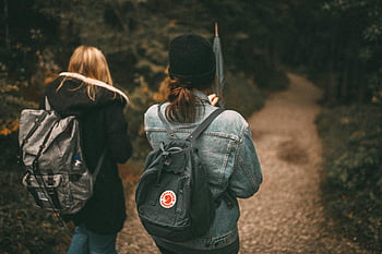 passeggiata nella foresta, due amici, sentiero nel bosco, zaini, godersi la natura, avventura all'aria aperta, escursioni a piedi, esplorazione della natura, camminare insieme, amici escursioni