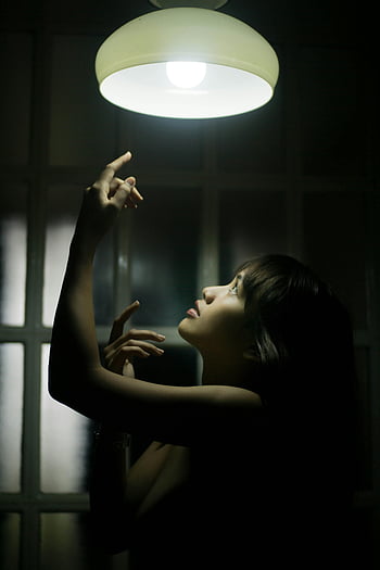 půvabná žena, elektrická lampa, temná místnost, osvětlené žárovky, Vnitřní pozice, dosažení světla, umělecká fotografie, náladové osvětlení, dramatická scéna, ženský předmět, hra stínů
