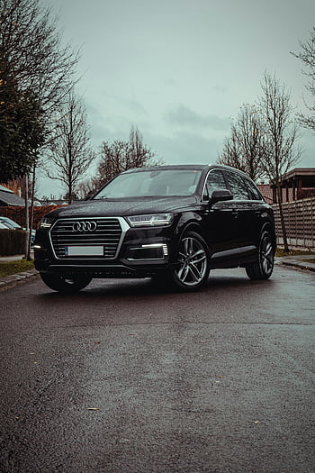 Black Audi, šedá betonová dlažba, deštivé ulici, moderní design, luxusní auto, elegantní vozidlo, zaparkované auto, městském prostředí, mokré dlažby, fotografování automobilů, Audi SUV