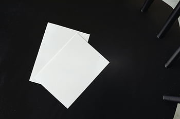 tyhjä valkoinen paperi, musta tuoli, minimalistinen muotoilu, tyhjät arkit, kopiointitila, valkoiset levyt, musta pinta, Kaksi paperia, ylhäältä, puhdas tausta, yksinkertainen koostumus