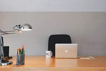 stříbrné jablko macbook, hnědý dřevěný stůl, Minimalistické nastavení kanceláře, laptop, stolní lampa, papírnictví, uklizený stůl, kancelářský stůl, pracovního prostoru, stolní příslušenství, džbánek
